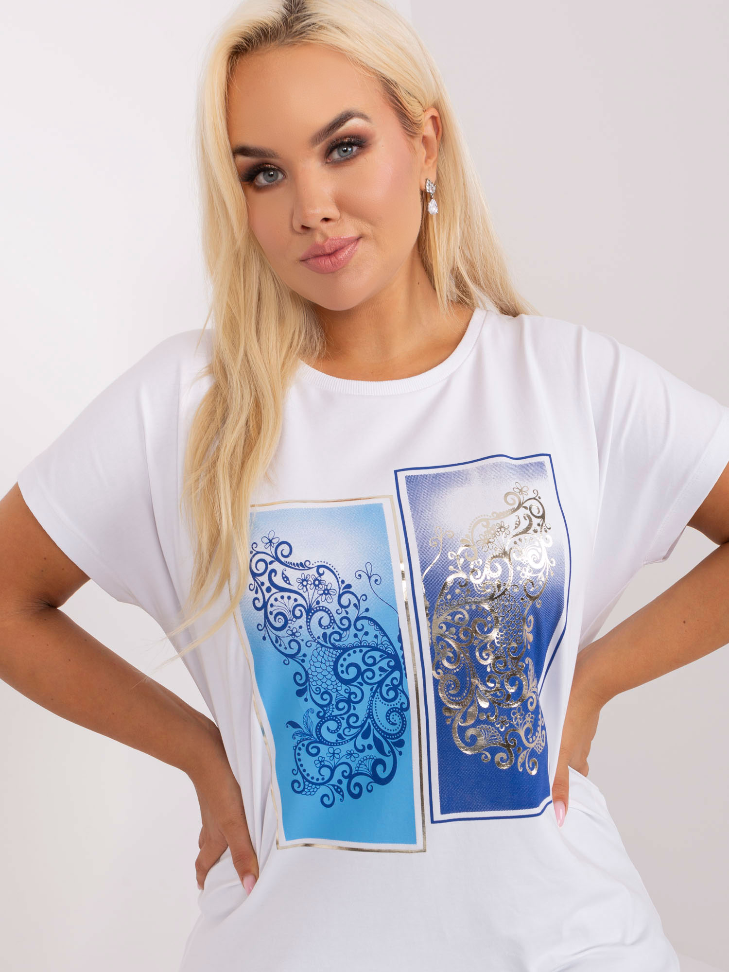 NOVÁ! Bílá halenka RELEVANCE / modrý vzor - Jedna velikost